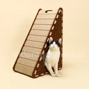 Refugio triangular para gatos